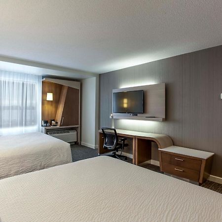 Отель Courtyard By Marriott Montreal West Island/Baie D'Urfe Экстерьер фото