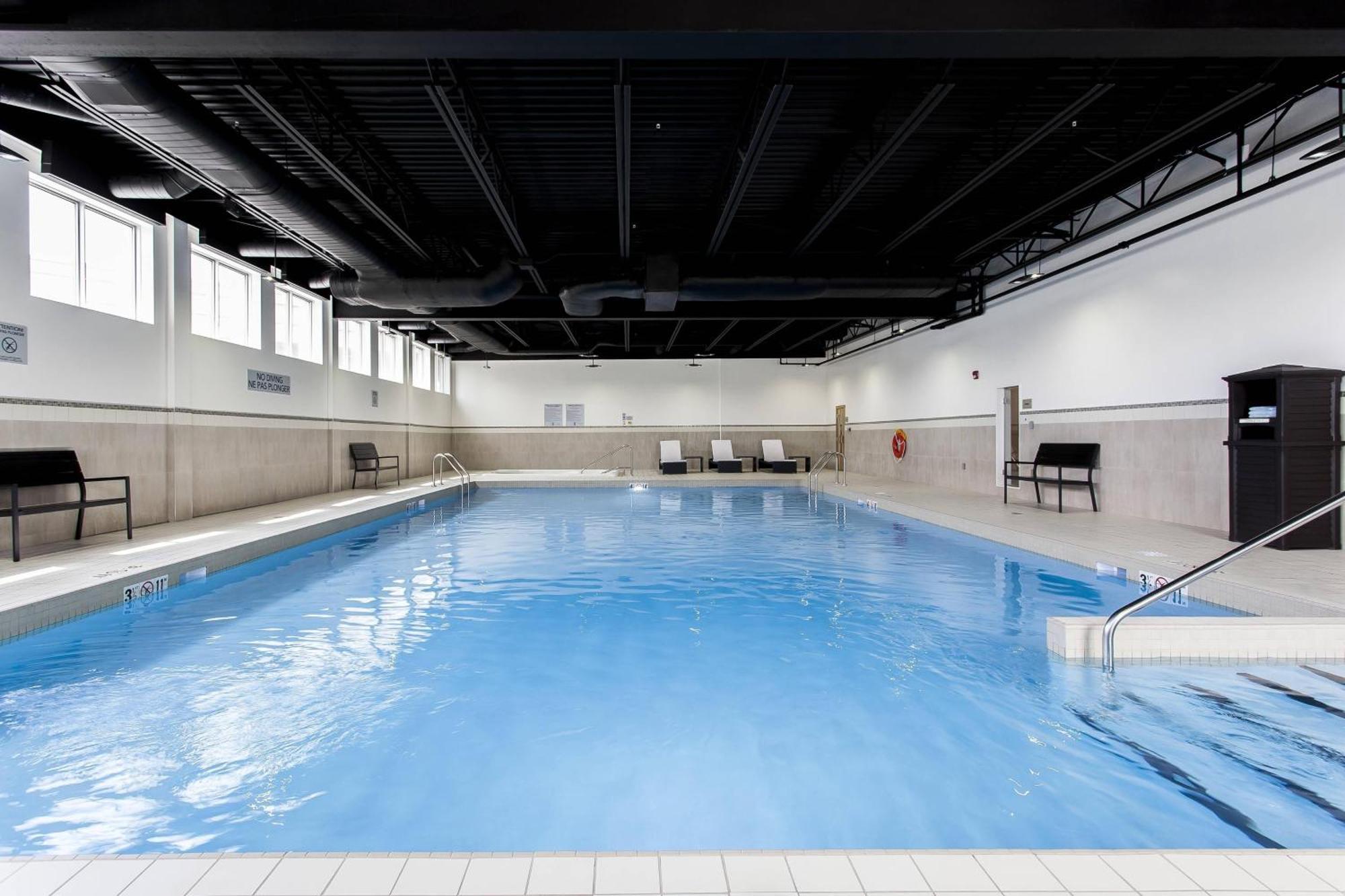 Отель Courtyard By Marriott Montreal West Island/Baie D'Urfe Экстерьер фото