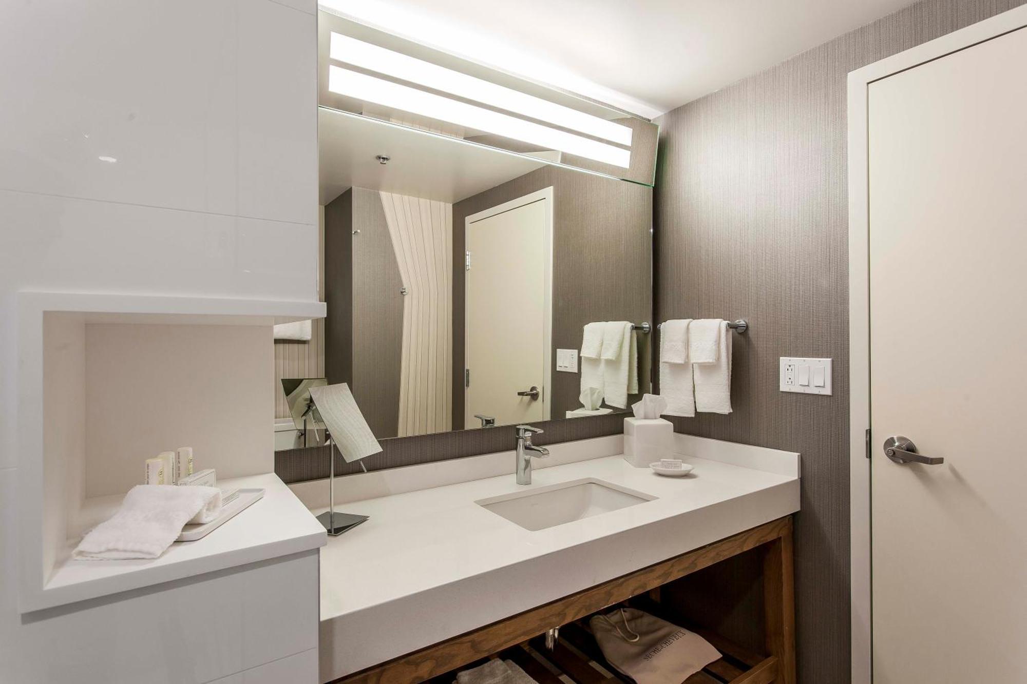 Отель Courtyard By Marriott Montreal West Island/Baie D'Urfe Экстерьер фото