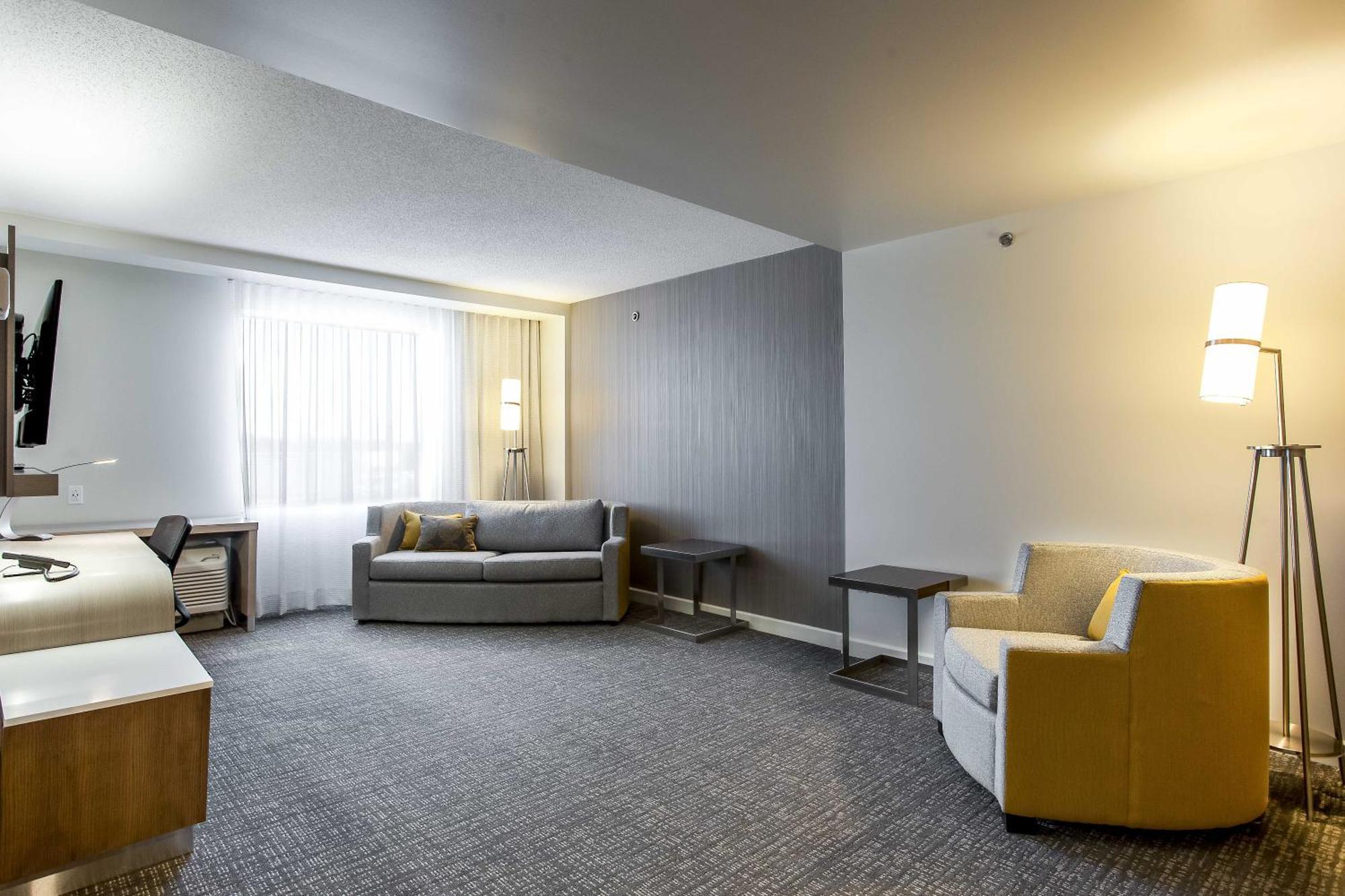 Отель Courtyard By Marriott Montreal West Island/Baie D'Urfe Экстерьер фото