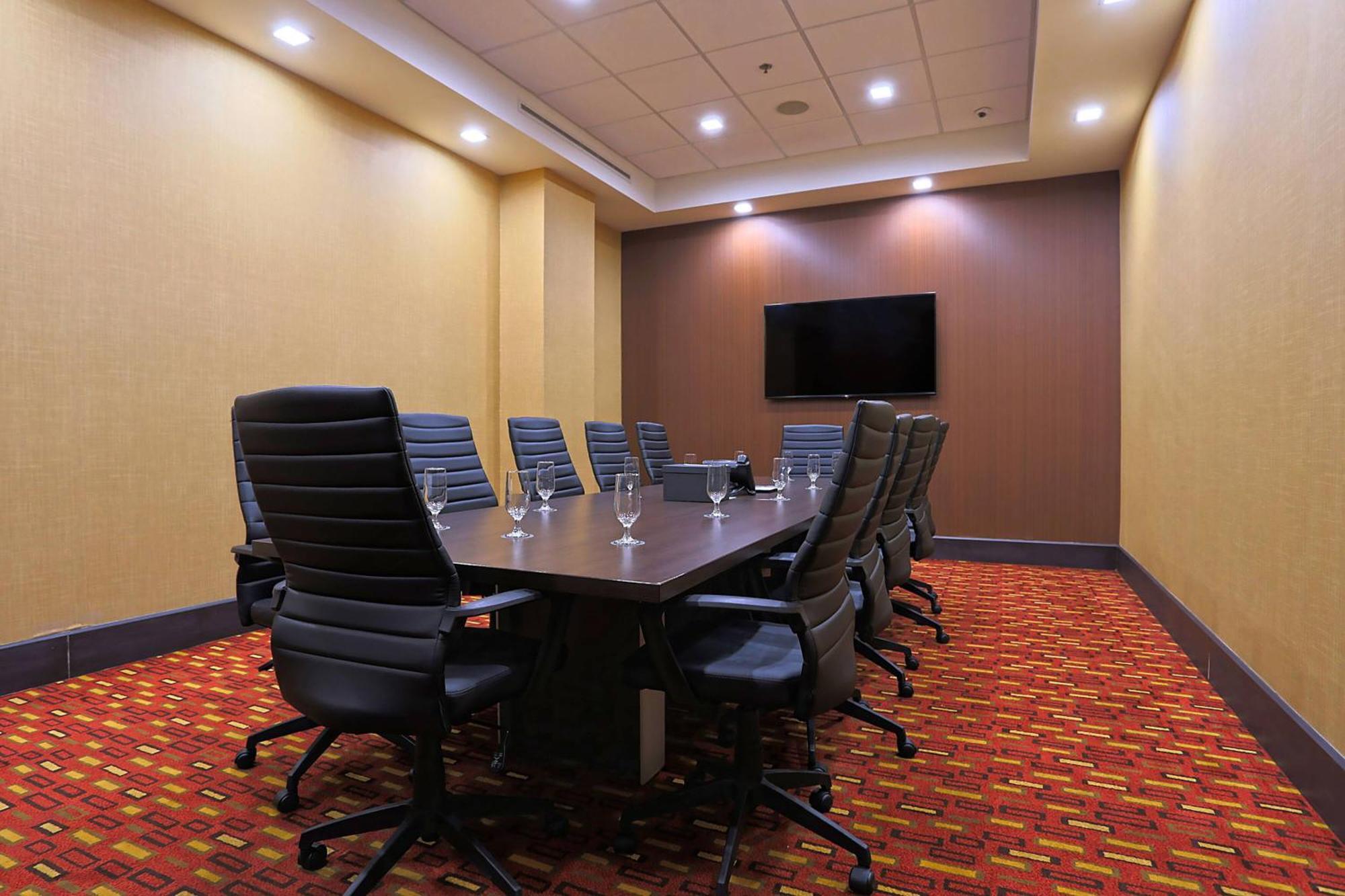 Отель Courtyard By Marriott Montreal West Island/Baie D'Urfe Экстерьер фото