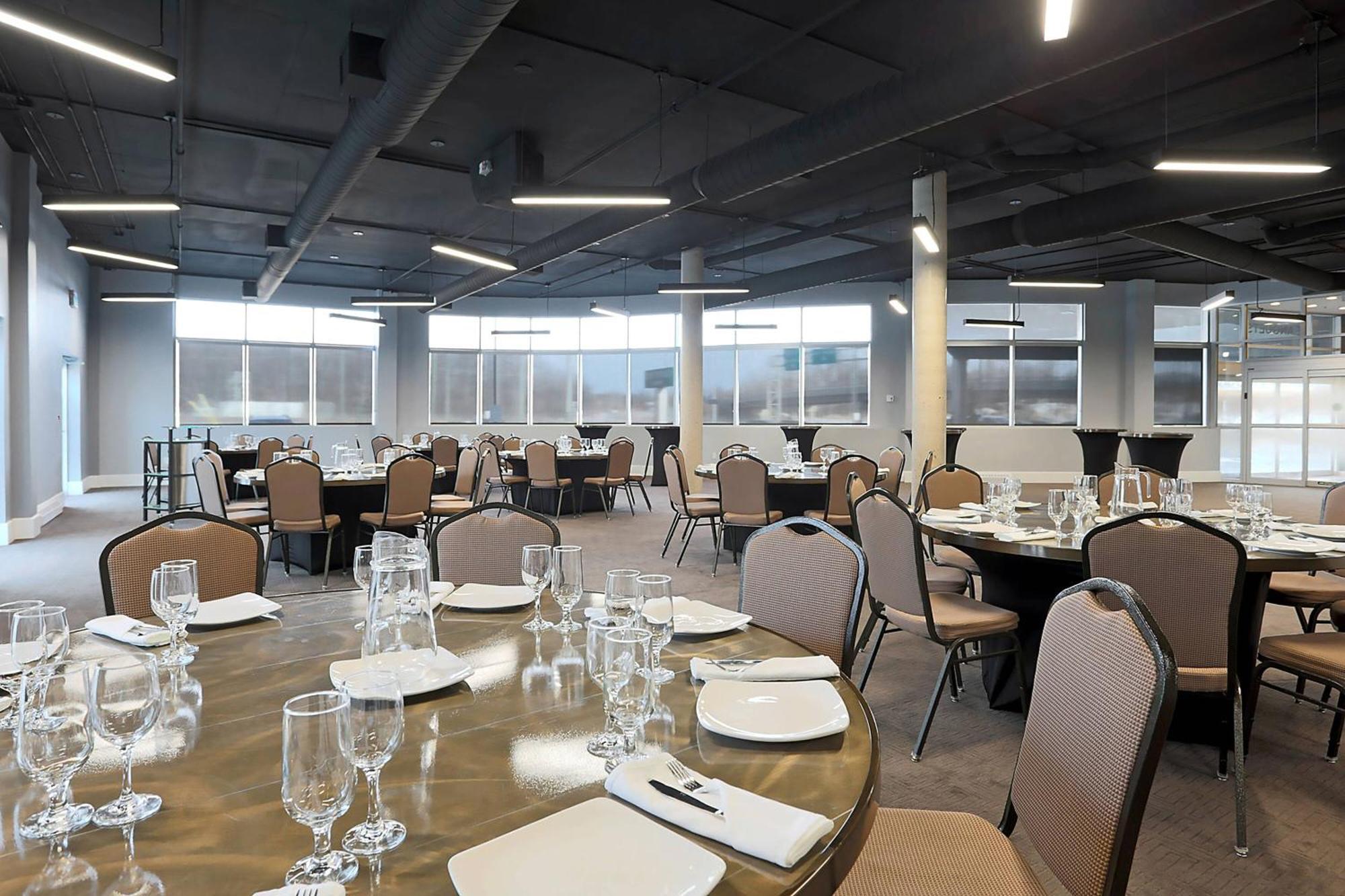 Отель Courtyard By Marriott Montreal West Island/Baie D'Urfe Экстерьер фото