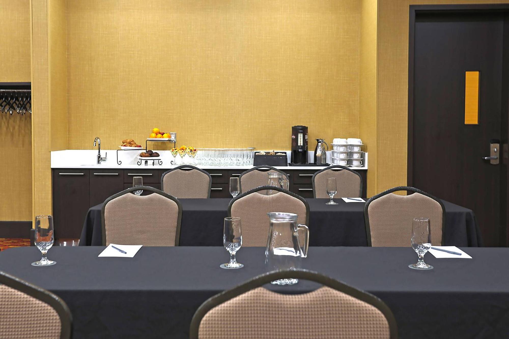 Отель Courtyard By Marriott Montreal West Island/Baie D'Urfe Экстерьер фото