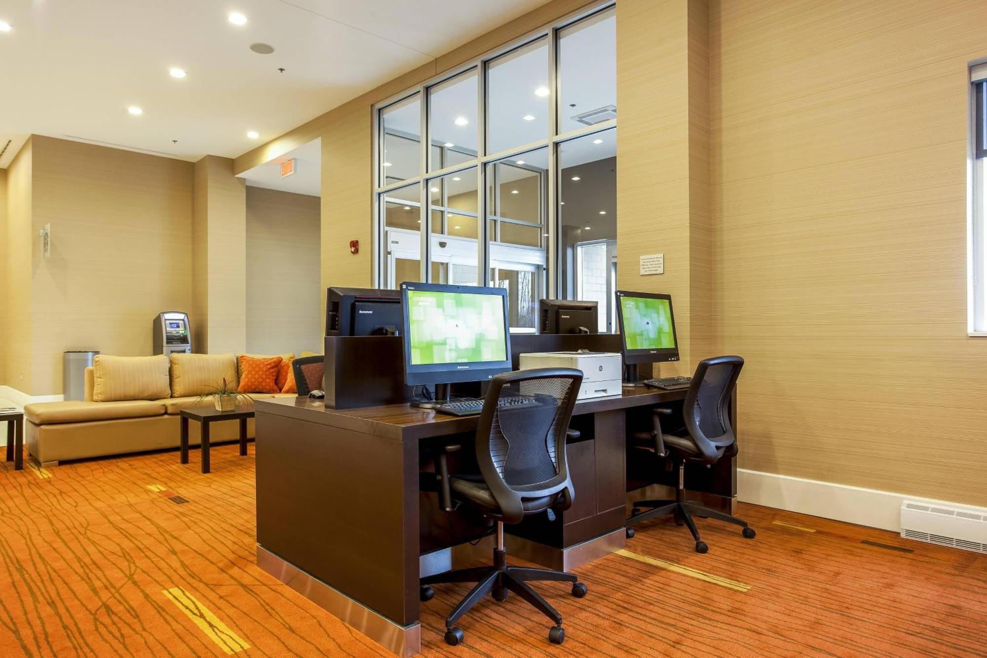 Отель Courtyard By Marriott Montreal West Island/Baie D'Urfe Экстерьер фото