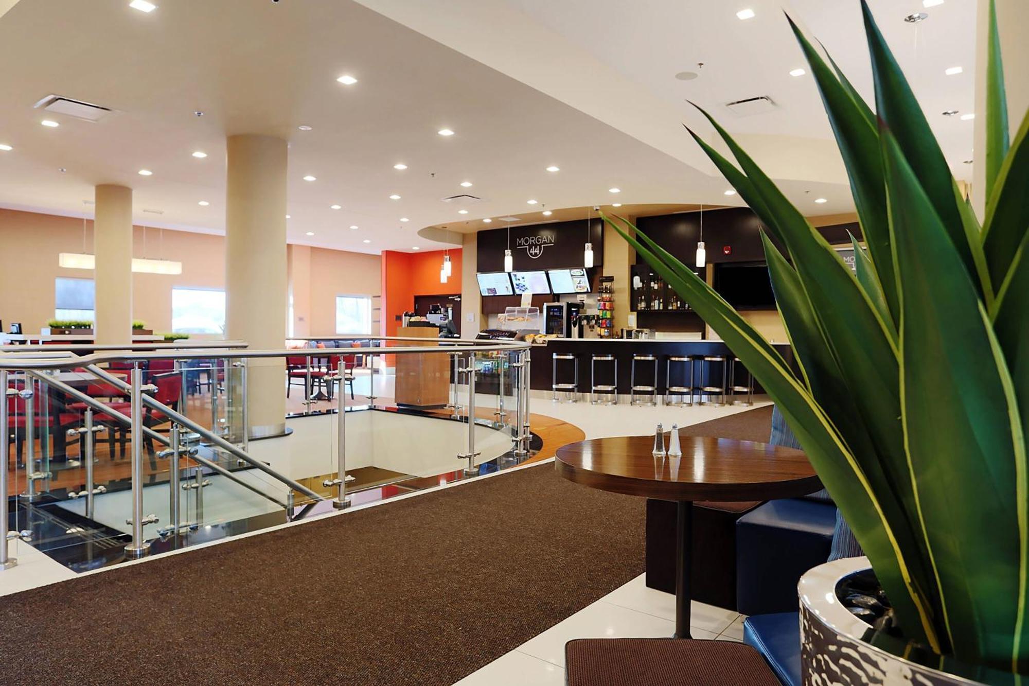 Отель Courtyard By Marriott Montreal West Island/Baie D'Urfe Экстерьер фото