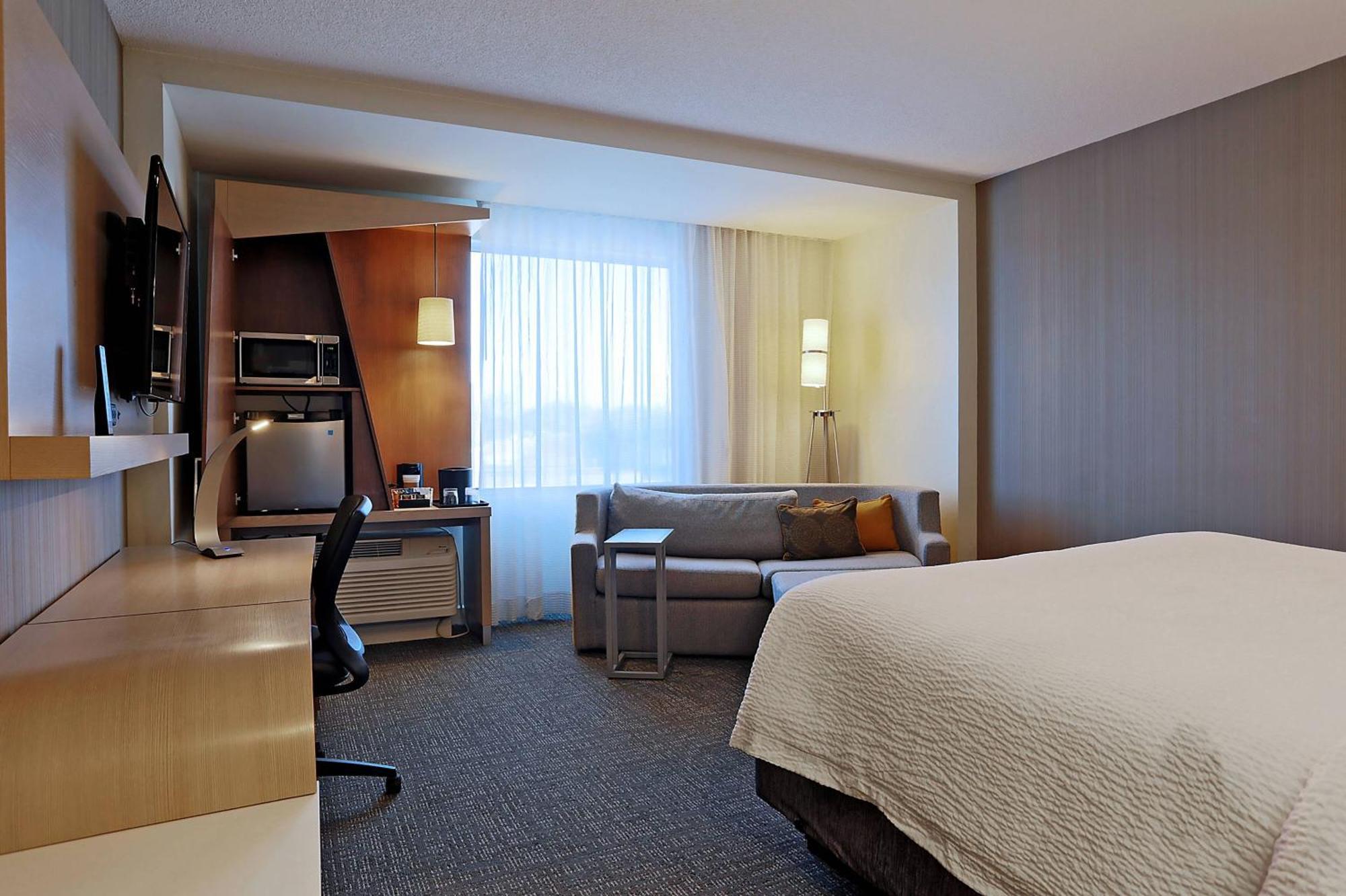 Отель Courtyard By Marriott Montreal West Island/Baie D'Urfe Экстерьер фото