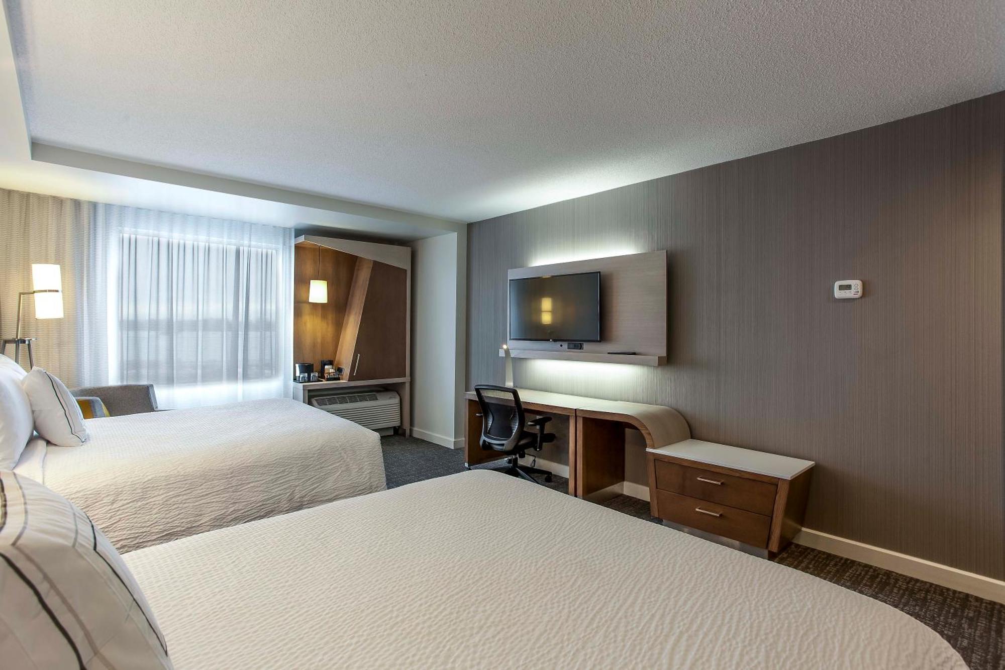 Отель Courtyard By Marriott Montreal West Island/Baie D'Urfe Экстерьер фото