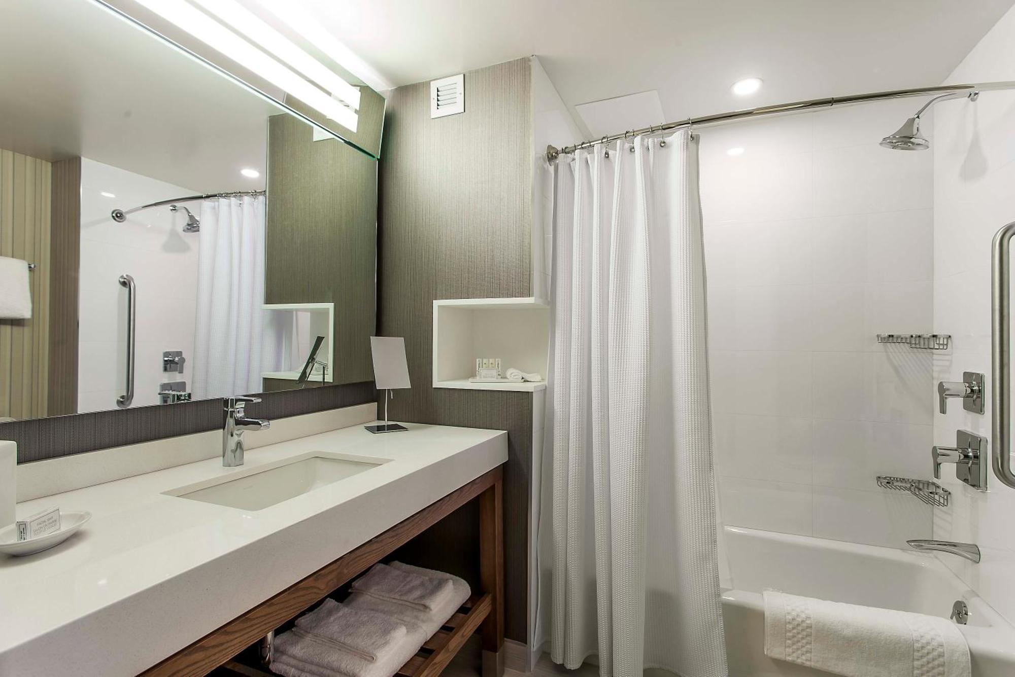 Отель Courtyard By Marriott Montreal West Island/Baie D'Urfe Экстерьер фото
