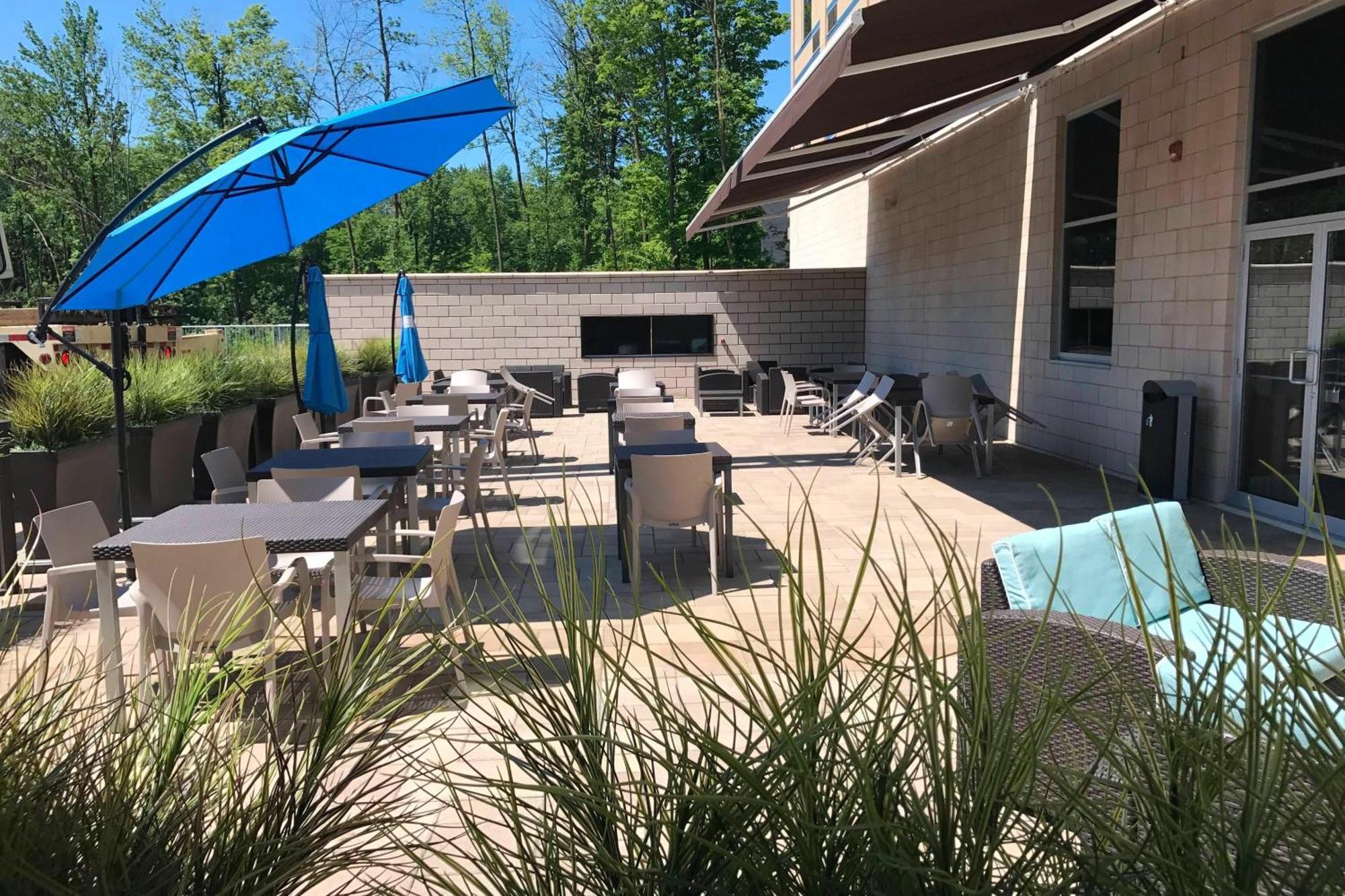 Отель Courtyard By Marriott Montreal West Island/Baie D'Urfe Экстерьер фото