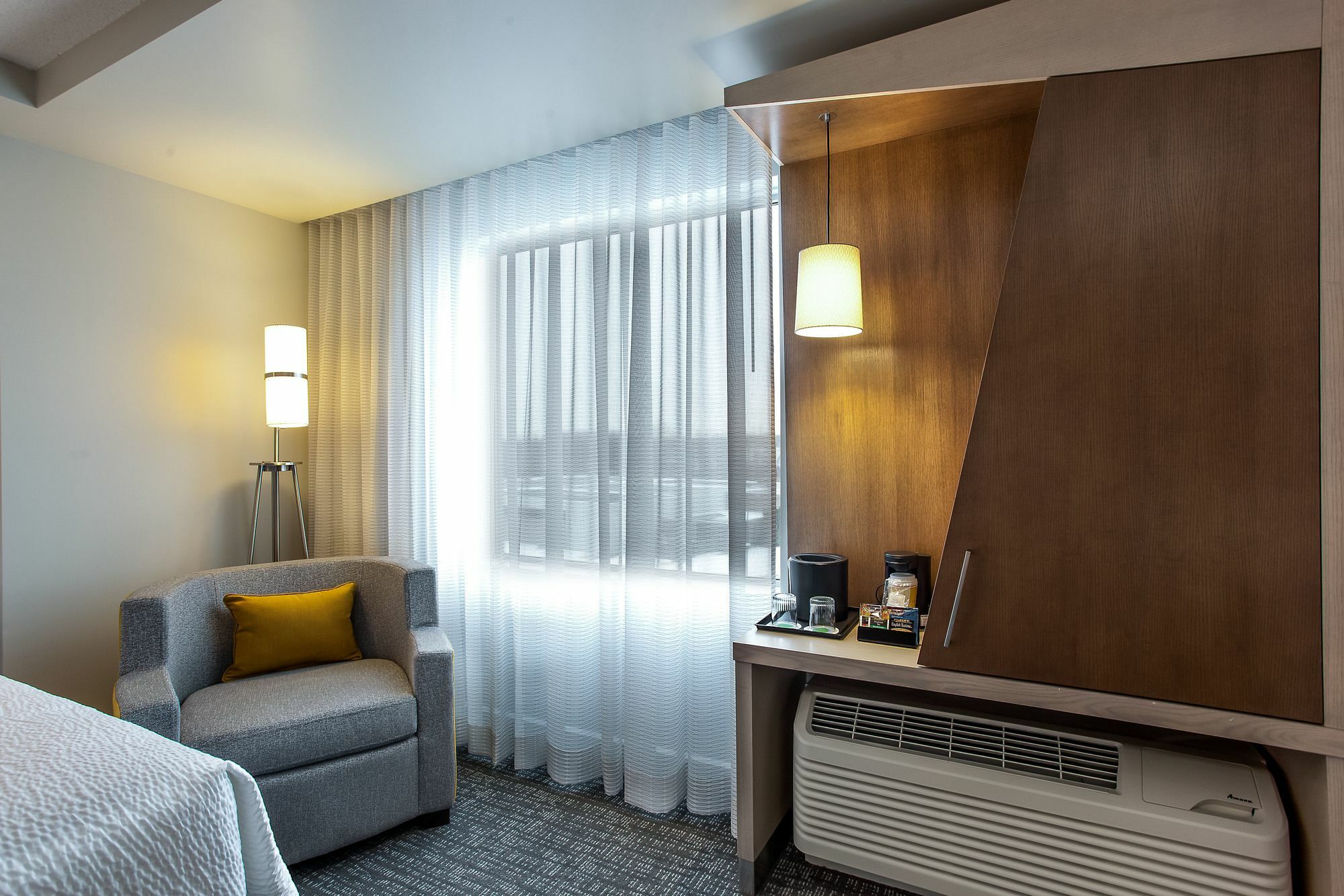 Отель Courtyard By Marriott Montreal West Island/Baie D'Urfe Экстерьер фото