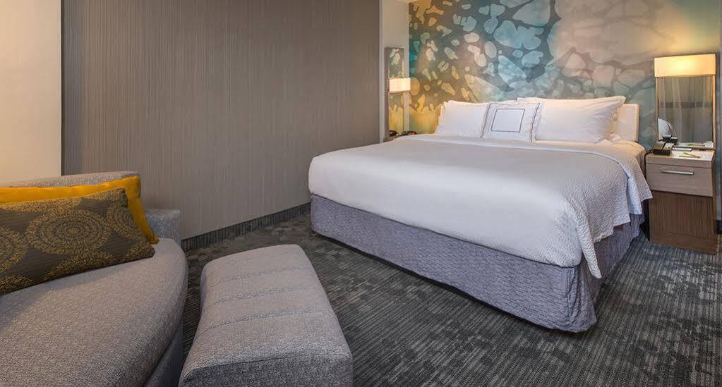 Отель Courtyard By Marriott Montreal West Island/Baie D'Urfe Экстерьер фото