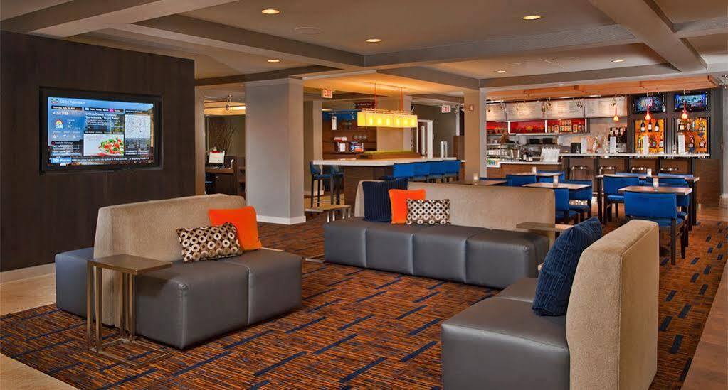 Отель Courtyard By Marriott Montreal West Island/Baie D'Urfe Экстерьер фото